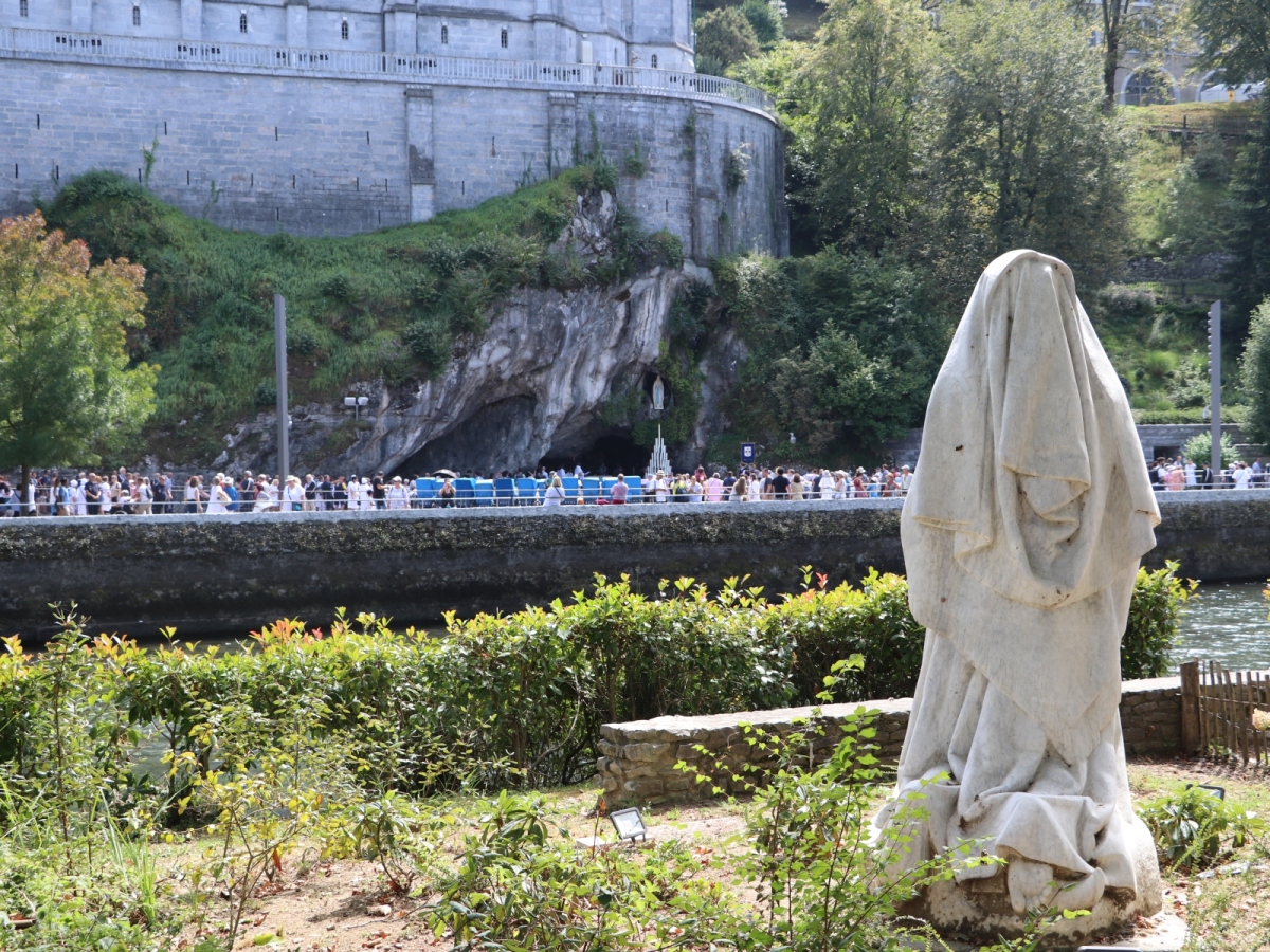 Pèlerinage à Lourdes avec notre Archevêque.
